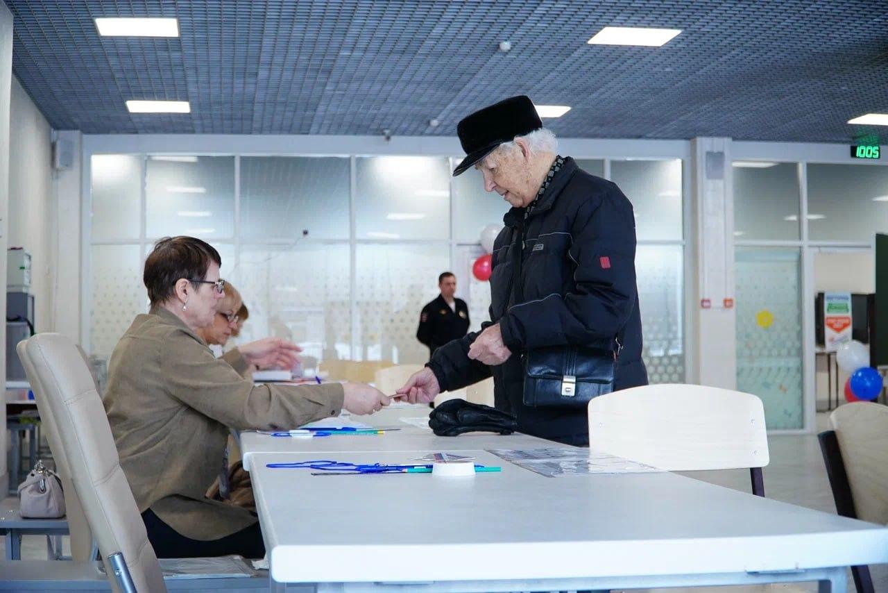 Фото Как в Новосибирске прошёл первый день выборов президента РФ — фоторепортаж 11